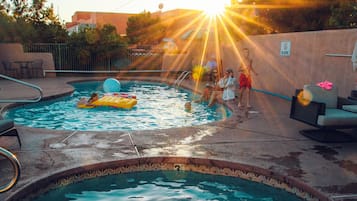 En säsongsöppen utomhuspool och parasoller