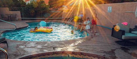 Alberca al aire libre por temporada y sombrillas en la alberca