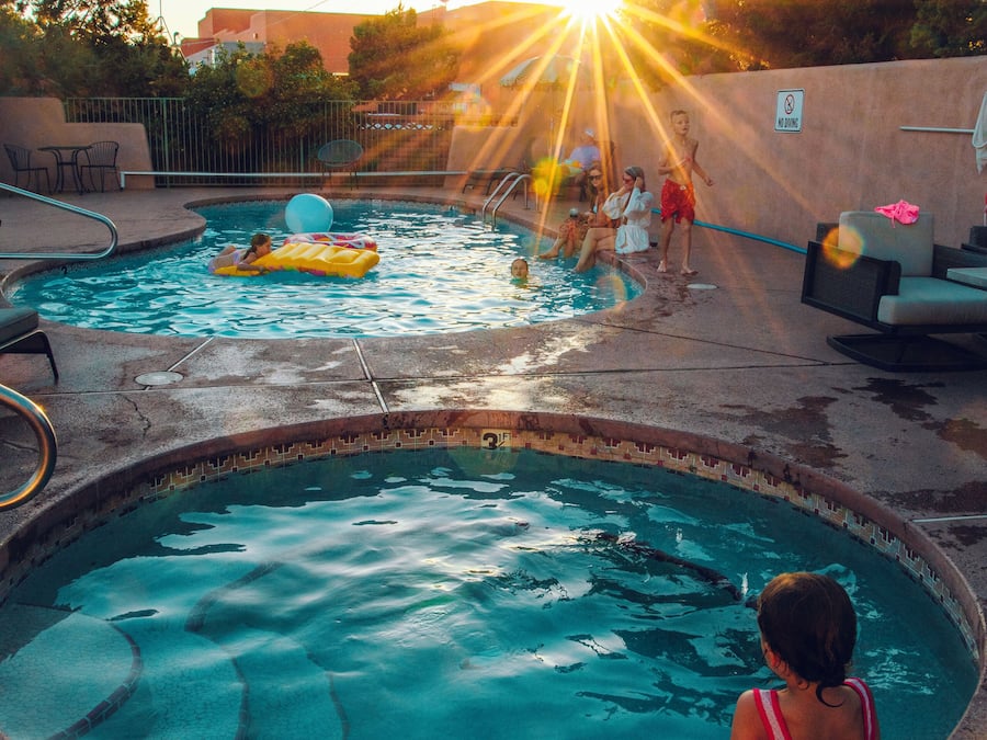 Piscina externa sazonal, funciona das 7h às 21h, guarda-sóis