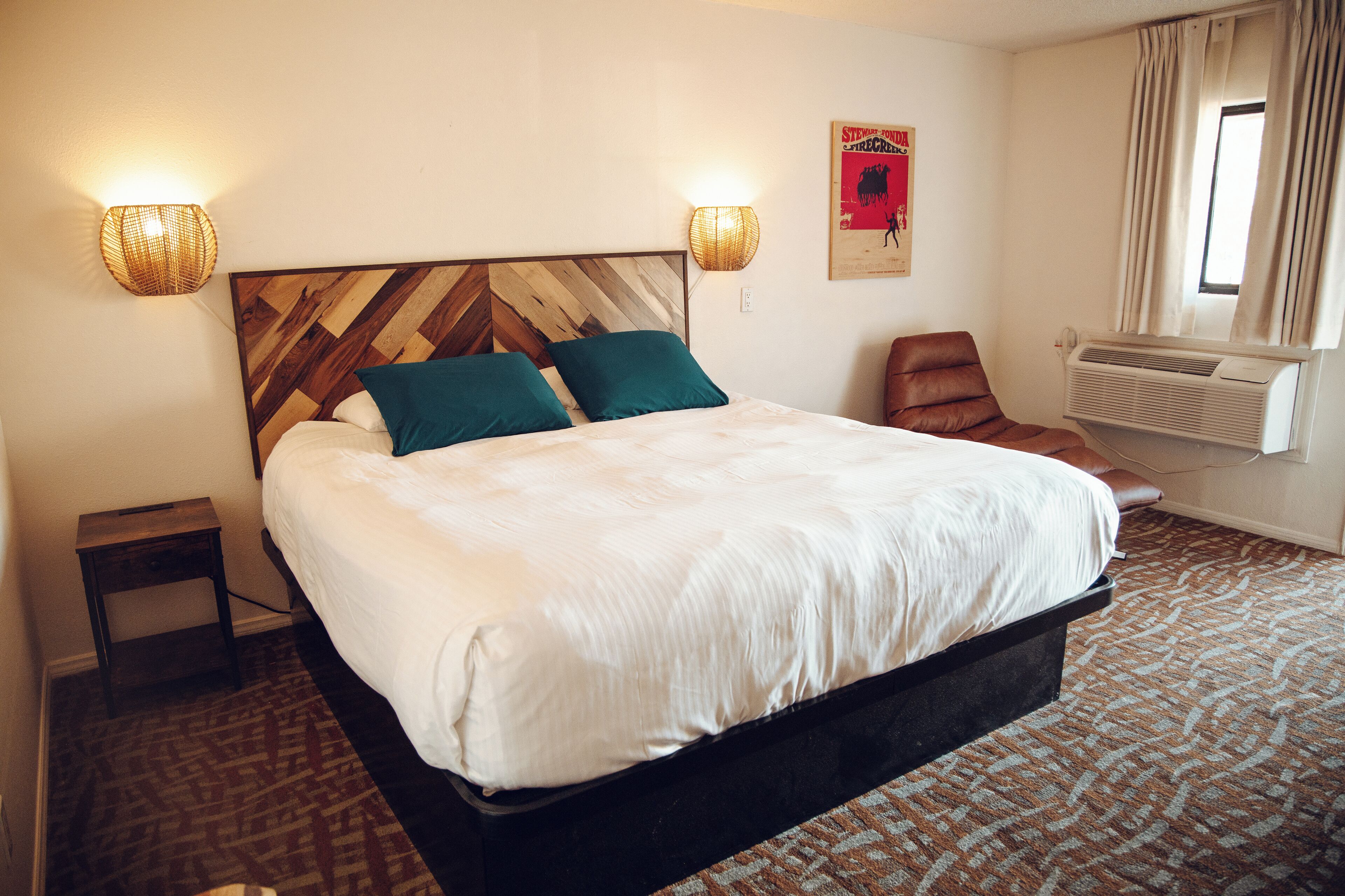 Eenvoudige kamer, 1 kingsize bed, niet-roken | Een laptopwerkplek, verduisterende gordijnen