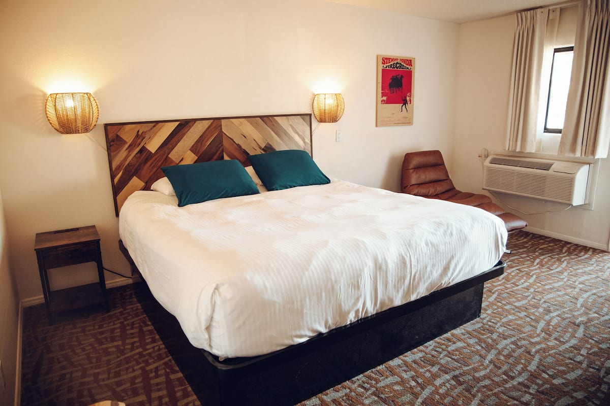 Habitació bàsica, 1 llit de matrimoni gran, no fumadors | Espai de treball apte per a portàtils i cortines opaques