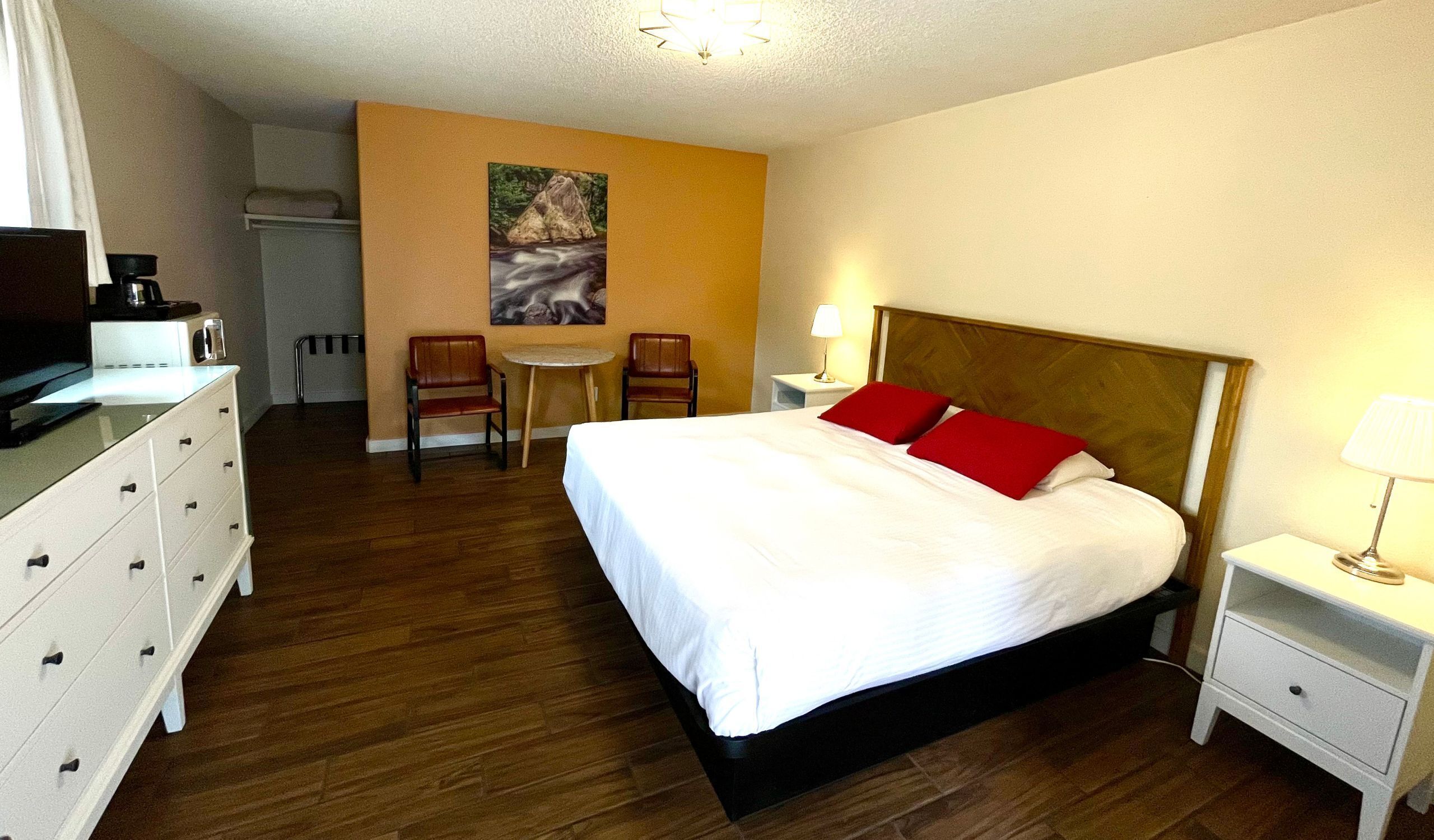 Deluxe Room, 1 King Bed, Pool View | Laptop workspace, blackout drapes, iron/ironing board, WiFi (free)