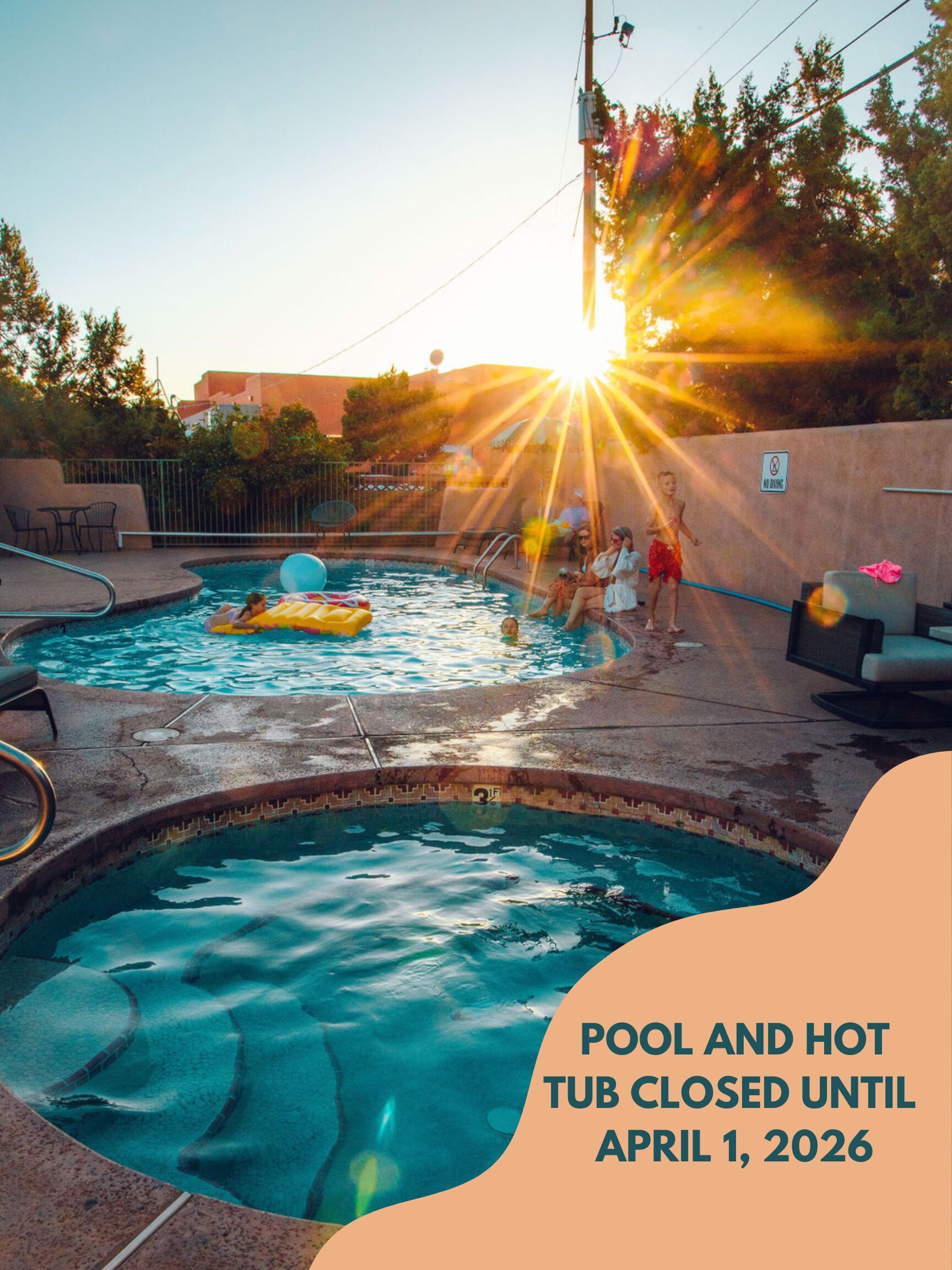 Außenpool (je nach Saison geöffnet), Sonnenschirme