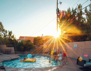 Seasonal outdoor pool, open 7:00 AM to 9:00 PM, pool umbrellas - Sugar Loaf Lodge (Sedona)