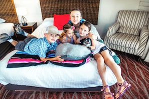 Habitació bàsica, 2 llits de matrimoni | Espai de treball apte per a portàtils i cortines opaques