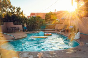 Seasonal outdoor pool, open 7:00 AM to 9:00 PM, pool umbrellas - Sugar Loaf Lodge (Sedona)
