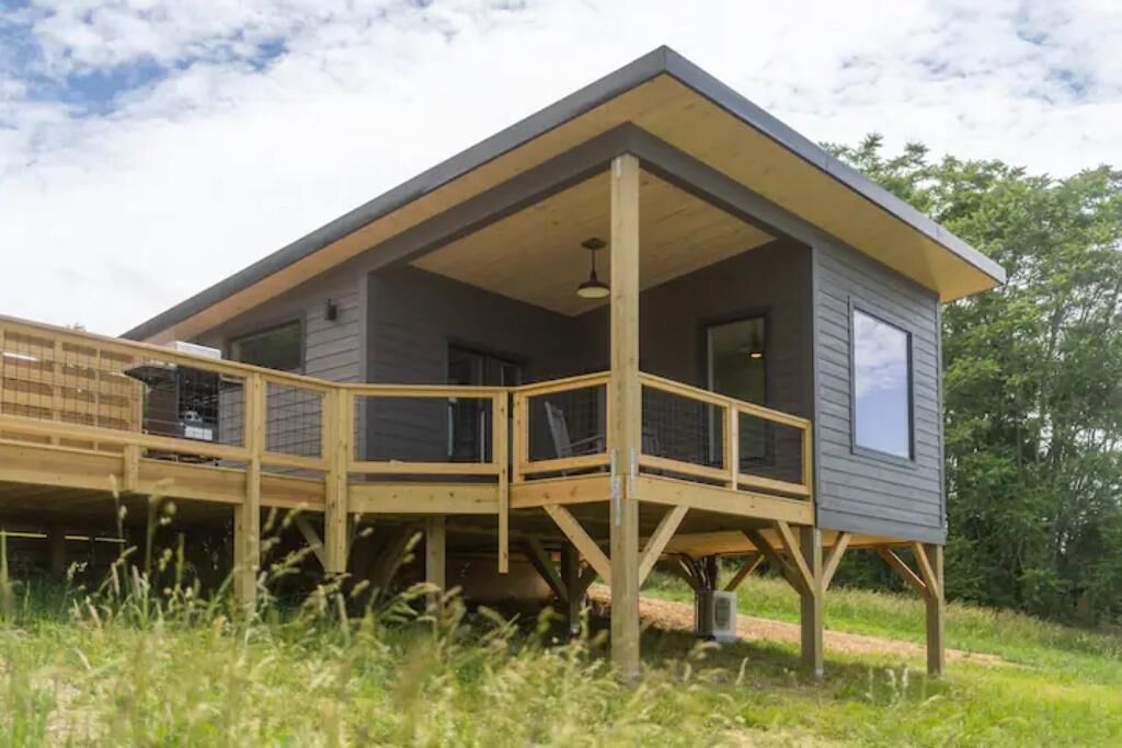 Mountain View Cabin, Hot tub and on site Spa!