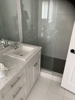 Bathroom - Blue Mountain Windfall Townhome. Within 1km of  Chairlift and 4km of Village .  (Blue Mountains)