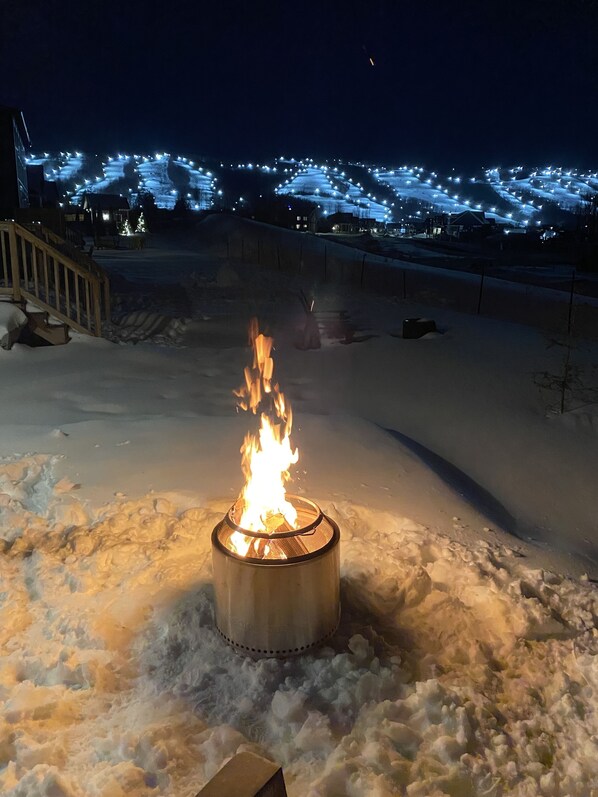 Property grounds - Blue Mountain Windfall Townhome. Within 1km of Chairlift and 4km of Village . (Blue Mountains)