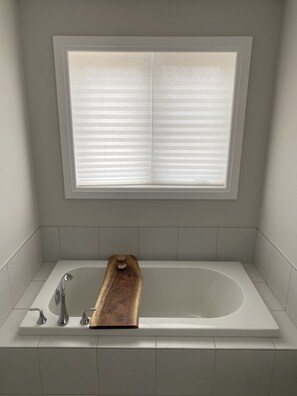 Bathroom - Blue Mountain Windfall Townhome. Within 1km of  Chairlift and 4km of Village .  (Blue Mountains)