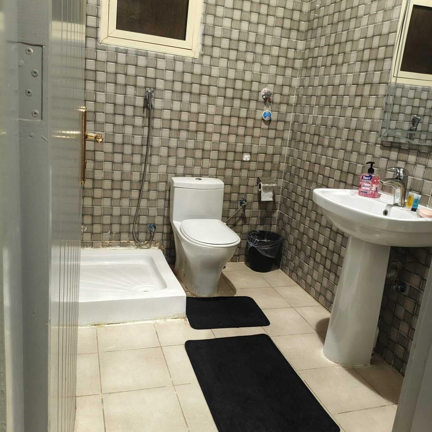 Um banheiro com banheira, vaso sanitário e pia.