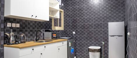 Full-sized fridge, microwave, oven, stovetop