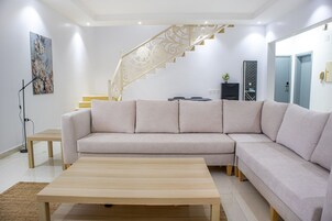 Villa Luxury, 2 camere da letto | Area soggiorno | TV LCD 42 pollici con canali via cavo