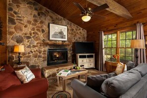 Smart TV, fireplace - Sunset Cabin, Hot tub and on site Spa! (Raphine)