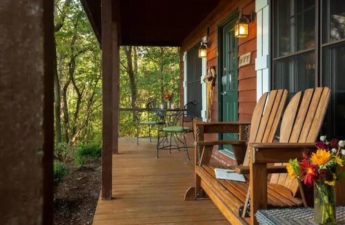 Ivy Cabin, Hot tub and on site Spa!
