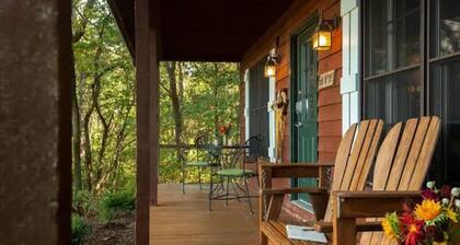 Ivy Cabin, Hot tub and on site Spa!