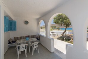 Outdoor dining - Wave Lullaby, Peaceful Beachfront Retreat in Paros (Molos)