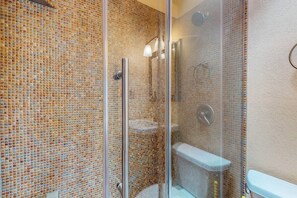 Douche, sèche-cheveux, serviettes fournies, savon
