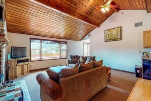 TV, fireplace