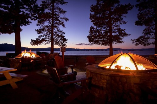 	
5 minutes from Heavenly Ski Resort and on Lake Tahoe