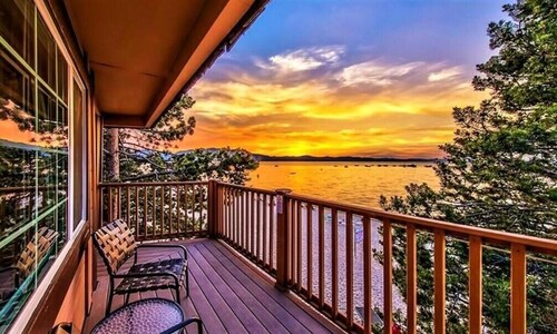 	
5 minutes from Heavenly Ski Resort and on Lake Tahoe