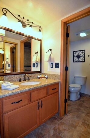 Combined shower/bathtub, hair dryer, towels, soap - 	
5 minutes from Heavenly Ski Resort and on Lake Tahoe (South Lake Tahoe)