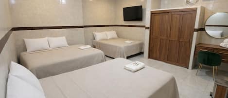 Trippelrum | Arbetsyta för laptop, gratis wi-fi och sängkläder