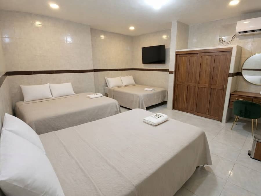 Habitación triple | Espacio para trabajar con laptop, wifi gratis y ropa de cama