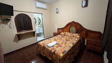 Espacio para trabajar con laptop, wifi gratis y ropa de cama