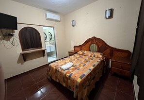 Laptopgeeigneter Arbeitsplatz, kostenloses WLAN, Bettwäsche