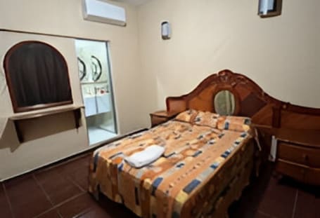 Espacio para trabajar con un portátil, wifi gratis, ropa de cama. Hotel Puerto Real Minatitlan