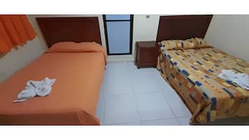 Chambre Double | Espace de travail pour ordinateur portable, Wi-Fi gratuit, draps fournis