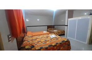 Quarto triplo | Espaço de trabalho para notebook, Wi-Fi de cortesia, roupa de cama