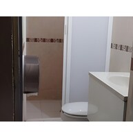 Bañera, toallas, jabón, shampoo