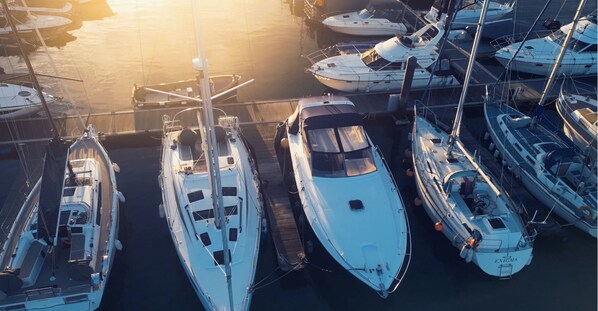 Comfort Cabin | Living area - Flybridge Views Yacht Stay (Brixham)