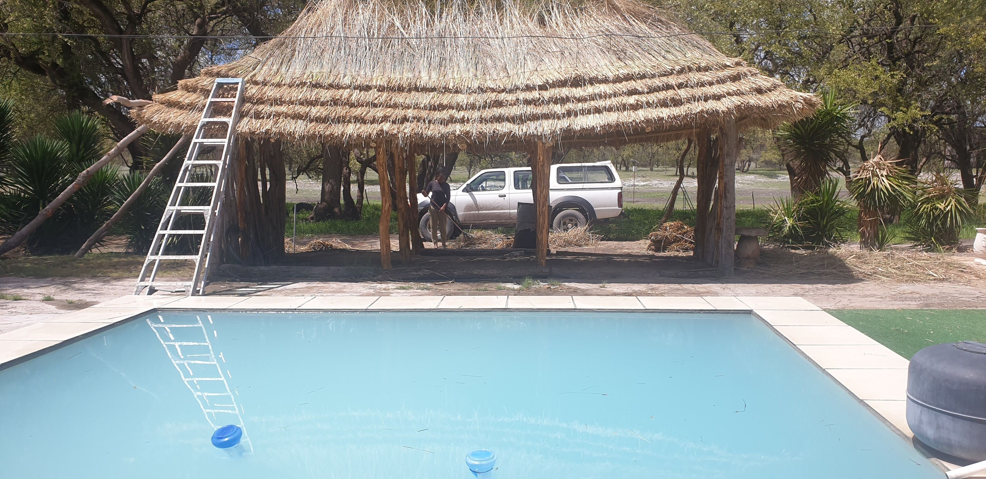 Bar en milieu de piscine