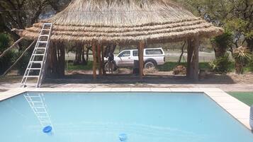 Bar en milieu de piscine