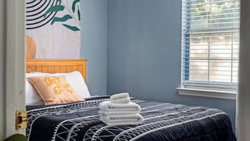 3 bedrooms, iron/ironing board, WiFi, bed sheets