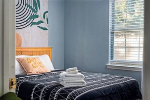 3 habitaciones, tabla de planchar con plancha, wifi y ropa de cama