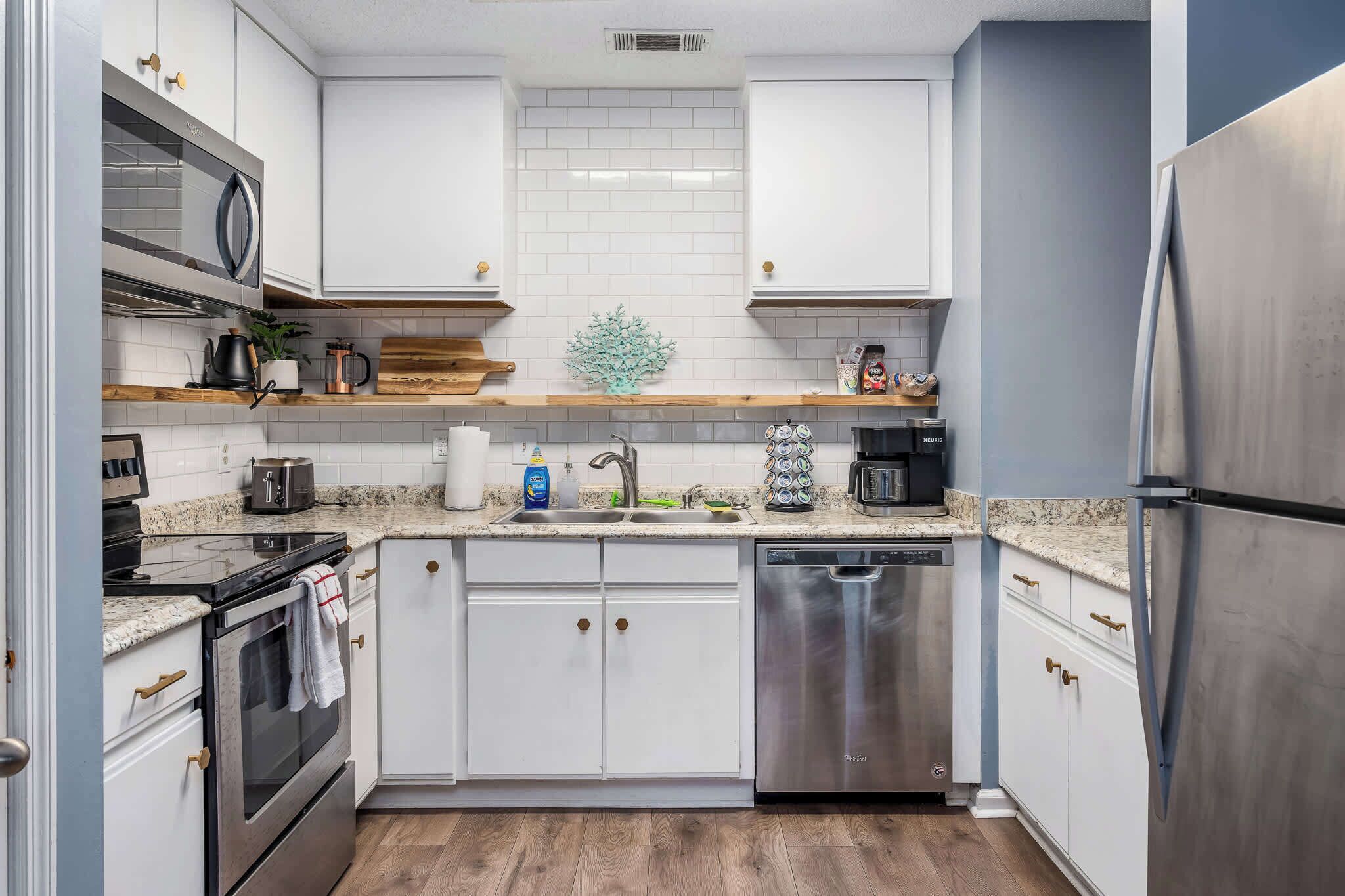 Coffee/tea maker, fridge, microwave, stovetop
