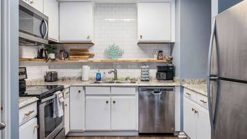Coffee/tea maker, fridge, microwave, stovetop