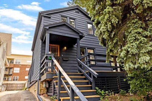 Cream City Lounge Parking AC Patio Pets Sleeps 11