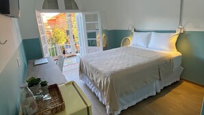 A bedroom with a bed, a desk, a chair, and a window with a view of the outside. - Angatu Hostel (São Paulo)