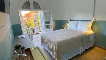 Quarto casal ou duplo conforto, para não fumantes, vista para o pátio | Ferros/tábuas de passar roupa, Wi-Fi de cortesia