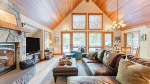 Interior - Minutes to Ski Resorts, 5min Walk to Lake Sunnyside Ward Creek by Avantstay (Tahoe City)