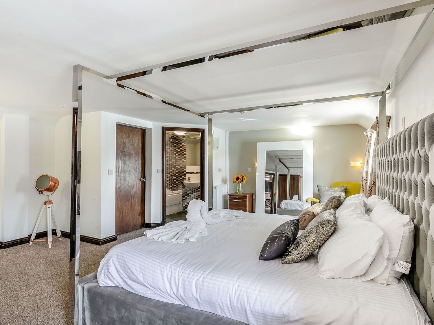 18 quartos, individualmente decorados, individualmente mobiliados