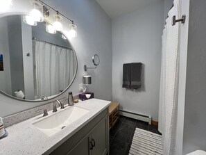 Hair dryer, towels, soap, toilet paper - Impressive In Town Retreat Lic#: STR2023-45 (Ridgway)