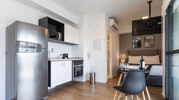 Estudio ejecutivo | Cocina privada | Refrigerador con congelador, microondas y utensilios de cocina
