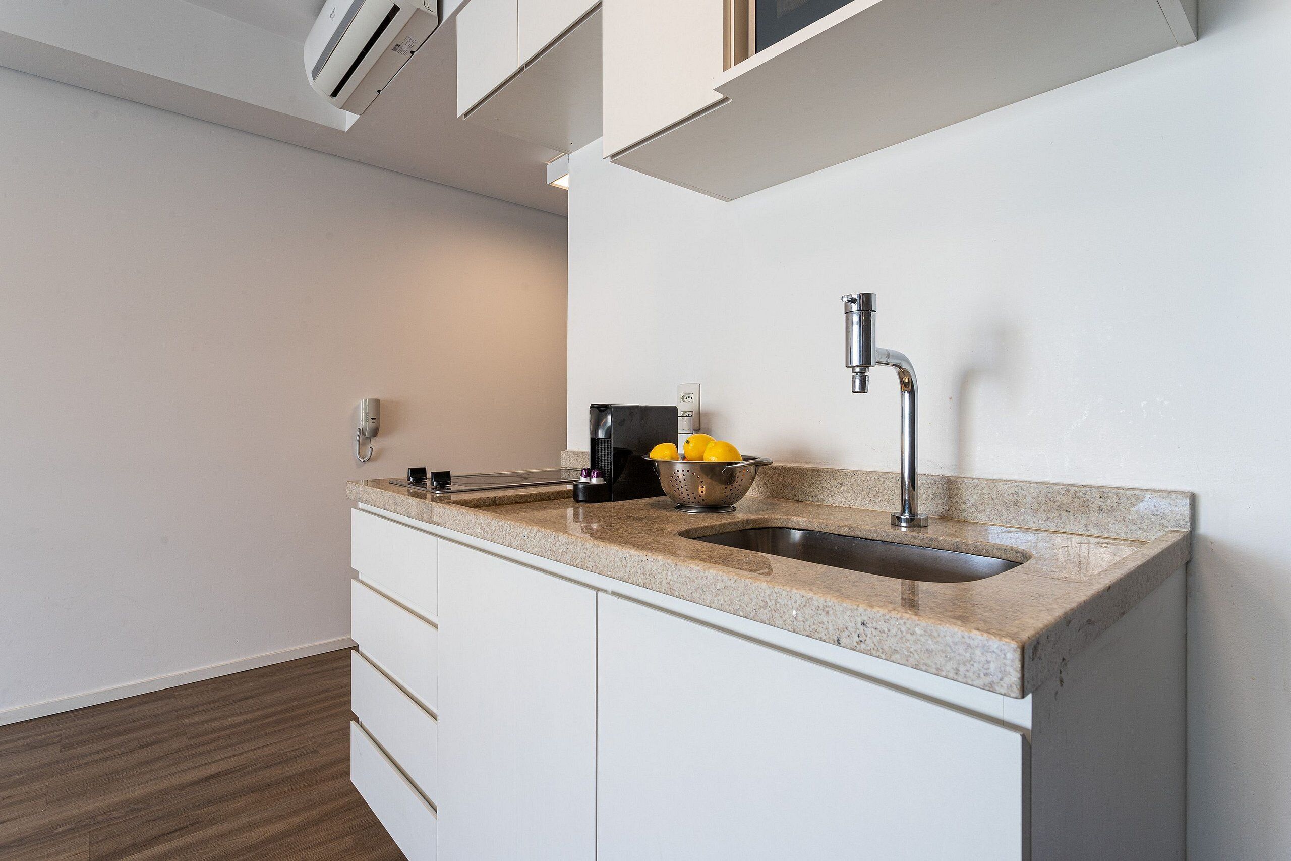 Estúdio clássico | Cozinha privada | Geladeira grande, micro-ondas, cooktop, cafeteira/chaleira