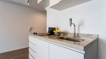 Estúdio clássico | Cozinha privada | Geladeira grande, micro-ondas, cooktop, cafeteira/chaleira